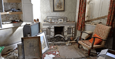 У покинутому особняку, безлюдному майже 50 років, знайшли старовинні листи і записки (фото)