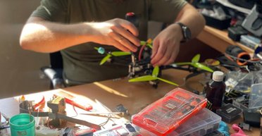 В Украине создают первые FPV-дроны с самонаведением: преодолеют РЭБ и увеличат потери РФ