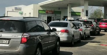 Нужны запасы: когда в Украине исчезнут очереди за бензином и дизелем