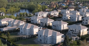 Закінчилась епопея: Остапчук нарешті розділив будинок з колишньою дружиною (фото)