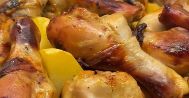 Гранично просто: рецепт картоплі з курячими гомілками