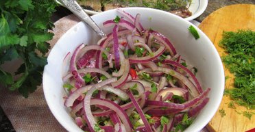 Як правильно та смачно замаринувати цибулю