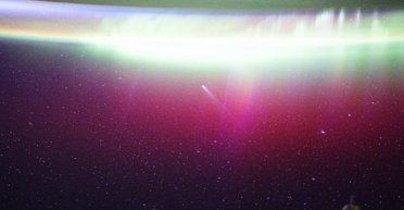 Не 3I/ATLAS единой: запечатлены две кометы, парящие над полярными сияниями Земли (фото)