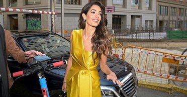 В серебряном мини-платье: Амаль Клуни поужина с мужем на озере Комо (фото)