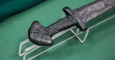 Выловили в реке: польские дайверы обнаружили уникальный меч эпохи викингов (фото)