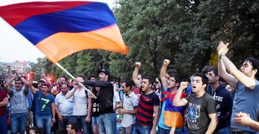 Флаги Украины и Евросоюза в Ереване — это фотошоп, — историк Завен Григорян