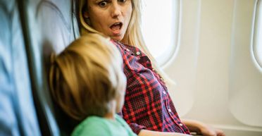 Мати була в шоці: чоловік у літаку вдав, що не знає жінку і двох своїх дітей (відео)