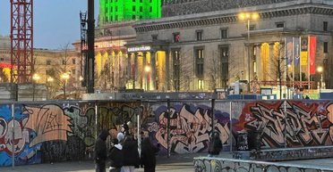 Поліція приїжджає щодня: українські підлітки п'ють алкоголь у центрі Варшави та "провокують" місцевих