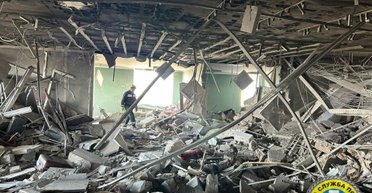 Куски бетона падали на людей: в сети появились кадры после удара по бизнес-центру в Киеве (видео)