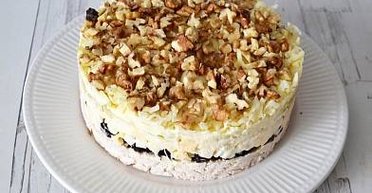 Коли гості на порозі: рецепт дивовижного салату з сиром, куркою та грибами