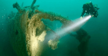 Чоловік купив затонулий корабель за ціну велосипеда: що він знайшов усередині (фото)