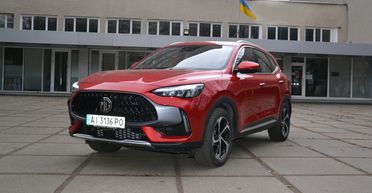 В спортивном стиле: тест-драйв нового кроссовера MG HS