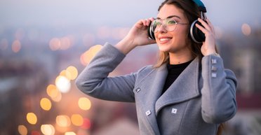 Меч в камне, внутренний компас и вся правда о продюсерах: 7 лучших клипов января