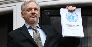 Джулиан Ассанж вышел под залог и сразу улетел в Бангкок (видео)