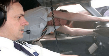 Пам'ятна авіакатастрофа: одного з пілотів "висмоктало з кабіни" літака (фото)