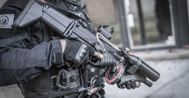 Ніколи не вистрілить у голову: створено "розумну" зброю для припинення заворушень (відео)