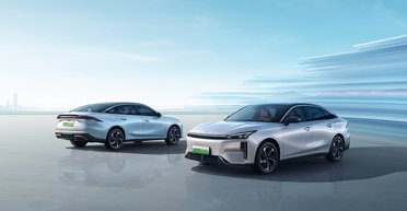 Geely выпустили электрифицированный аналог VW Jetta за $11 000 с запасом хода 1300 км (фото)