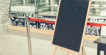 Философский вопрос: мужчина обнаружил "странный" рекламный щит с выбором для клиентов (фото)