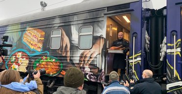 Ведро с яйцами, бриллиантовый крестик и живые бабочки: что забывали пассажиры в поездах УЗ