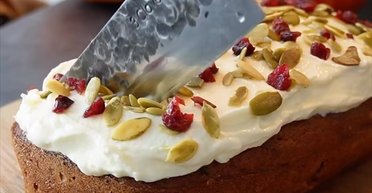 Последний аккорд осени: рецепт тыквенного кекса с клюквой и орехами