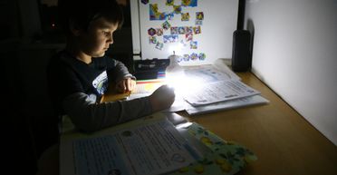 Графіки відключень на 12 листопада: в кого не буде світла пів доби (фото)