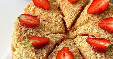 Лінивий "Наполеон" із полуницею: як приготувати улюблений десерт по-новому