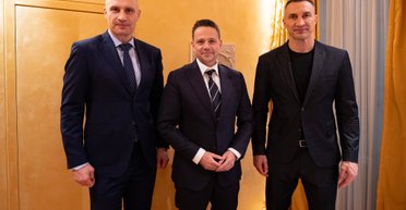 Поляки захейтили мера Варшави за фото з Кличками: згадують скандал із нічним клубом