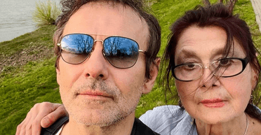 Святослав Вакарчук відвідав рідне місто і поділився рідкісними знімками зі своєю мамою (фото)