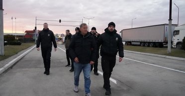 В Украину экстрадировали застройщика, который обманул 10 тысяч человек и сбежал в Испанию (видео)