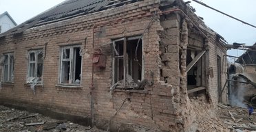 Новий обстріл Нікополя: є постраждалі, пошкоджено житлові споруди й енергоінфраструктуру (фото)