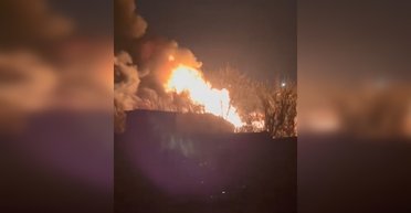 Танкер в Крыму, горючее в Валуйках, казарма под Донецком: какие объекты горят у ВС РФ (видео)