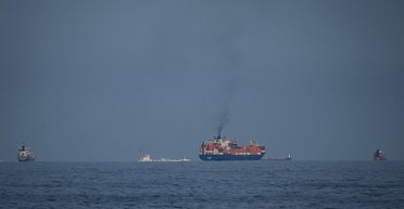 Перемирие Трампа не работает: Иран атаковал три корабля в Ормузском проливе и захватил два