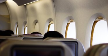 Літак несподівано сів у аеропорту: за мить пасажири зрозуміли причину посадки (відео)