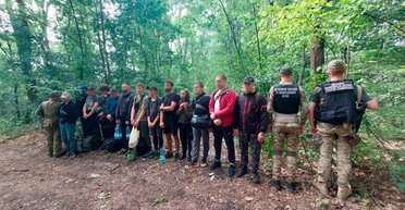 Сутки ждали указания за $2 тыс: пограничники поймали сразу 13 уклонистов