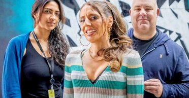 Женщина обокрала магазины на 30 миллионов, выдавая себя за полицейскую