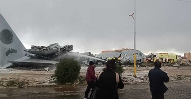 Сотни тысяч банкнот разлетелись по дороге: в Боливии упал военный самолет, набитый деньгами (видео)