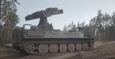 "Догорает": FPV-дрон президентской бригады уничтожил российский ЗРК "Стрела-10" (видео)