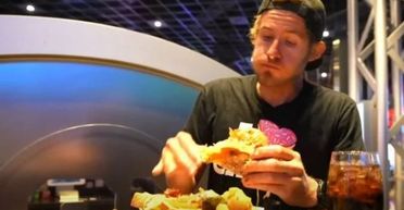 Чоловік задля експерименту їв за 20 людей: як після цього змінилась його вага (фото)