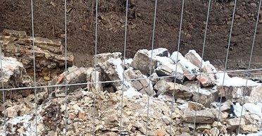 В центре Киева обвалилась опорная стена: есть погибший и раненый (фото)