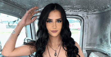 Модель пролетіла 1852 км заради зустрічі з хлопцем, який не прийшов на побачення (фото)