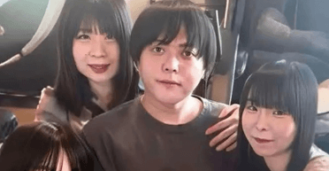 "Бог шлюбу": чоловік із чотирма дружинами хоче мати 54 дитини (фото)