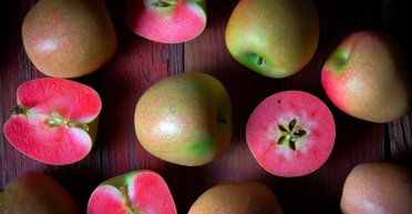 Уся справа в кольорі. Вчені розкрили таємницю червоних яблук та їхньої користі для організму