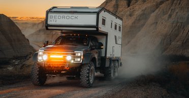 Для самых суровых условий: пикап Ford превратили в шестиколесный внедорожный автодом (фото)