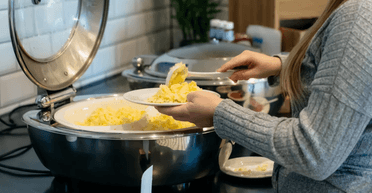 Конец шведского стола: хитрые туристы "разоряют" отели, наедаясь бесплатно