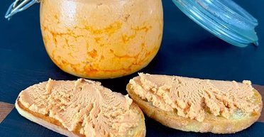 Доступний делікатес: рецепт паштету з лососевих обрізків (відео)