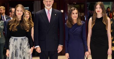В елегантному синьому: королева Летиція з чоловіком і доньками з'явилася на публіці (фото)