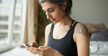 Дело не в возрасте: трихолог рассказала, от чего зависит появление седины