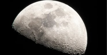 Луну окружает странное асимметричное облако: ученые смогли объяснить его форму (фото)