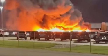 Сгорело 50 электрокаров: в США произошел масштабный пожар на автозаводе (видео)
