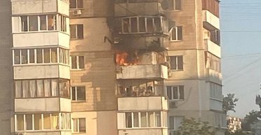 Начался пожар: РФ атаковала Киев крылатой ракетой, повреждена многоэтажка (фото, видео)